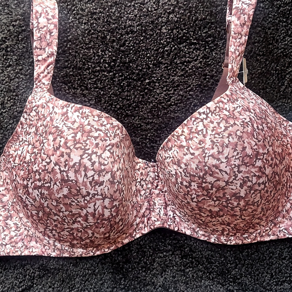 NWT Adrienne Vittadini Size 42 D Bra with Comfort Straps
